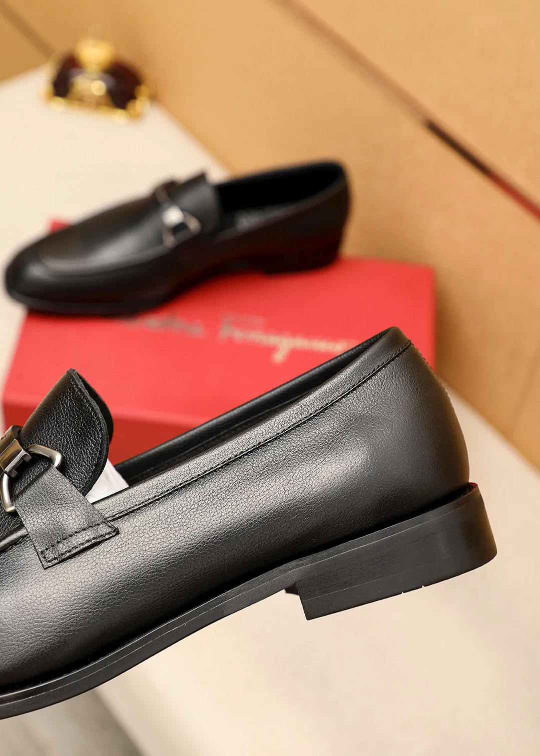 Men's shoes💰460💰 Product trademark: Ferragamo "Ferragamo" casual leather shoes Regular size: 38-44 (45🉑️customized) Product materials: Selected imported first-layer calfskin upper + luxury hardware buckle, imported water-dyed cow leather lining. Strong three-dimensional visual effect, original outsole Color: 3⃣️colors available